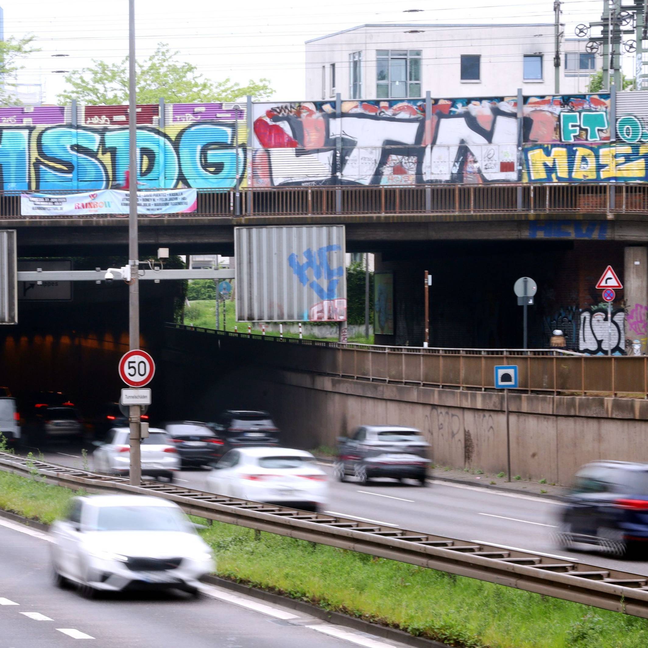 Herkulesstraße, Zurbinger zur A57, auf Höhe der Ausfahrt Ehrenfeld