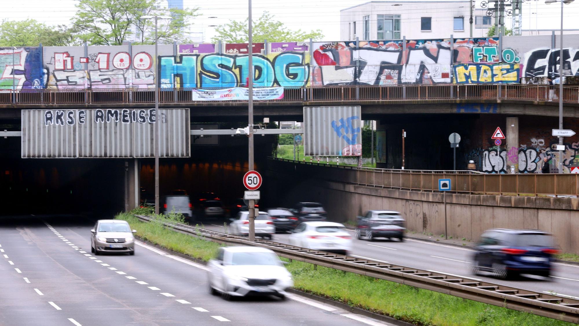 Herkulesstraße, Zurbinger zur A57, auf Höhe der Ausfahrt Ehrenfeld