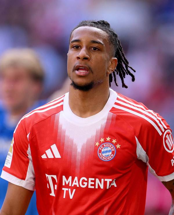 Michael Olise im Dress von Bayern München.