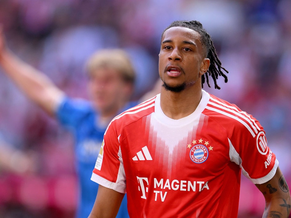 Michael Olise im Dress von Bayern München.