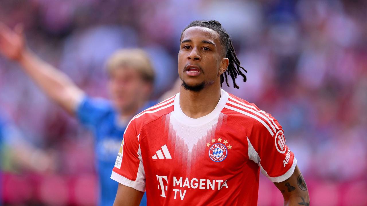 Michael Olise im Dress von Bayern München.