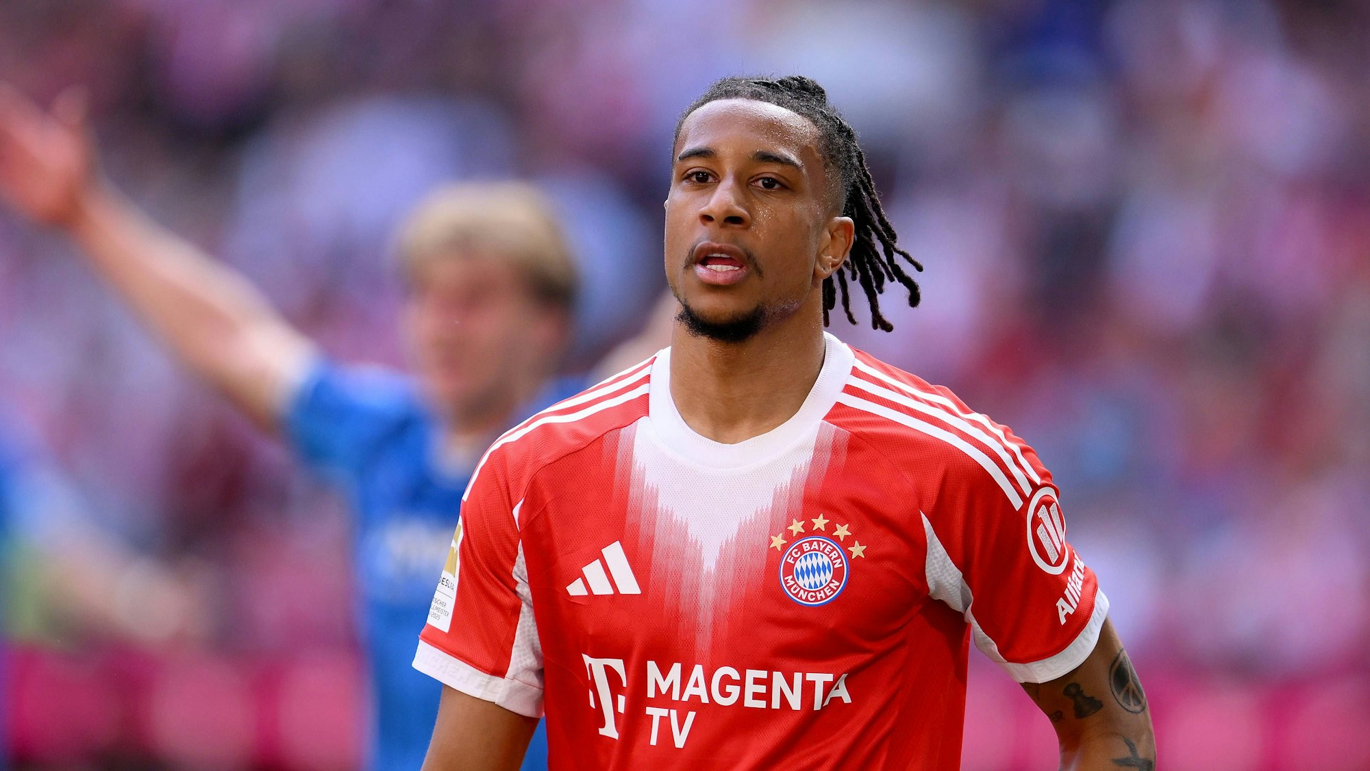 Michael Olise im Dress von Bayern München.