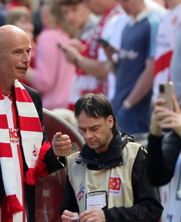 Jörn Stobbe (1. FC Köln) mit Schal im Rhein-Energie-Stadion.