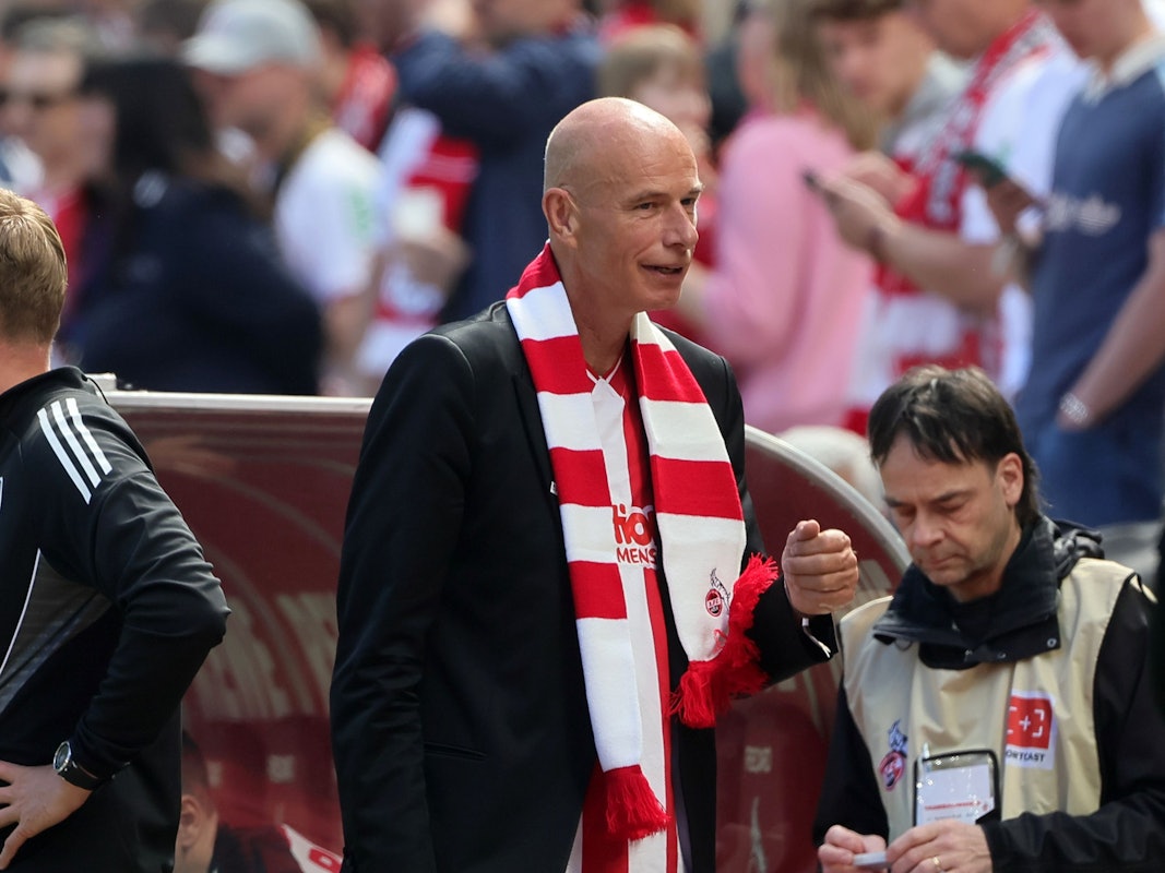 Jörn Stobbe (1. FC Köln) mit Schal im Rhein-Energie-Stadion.