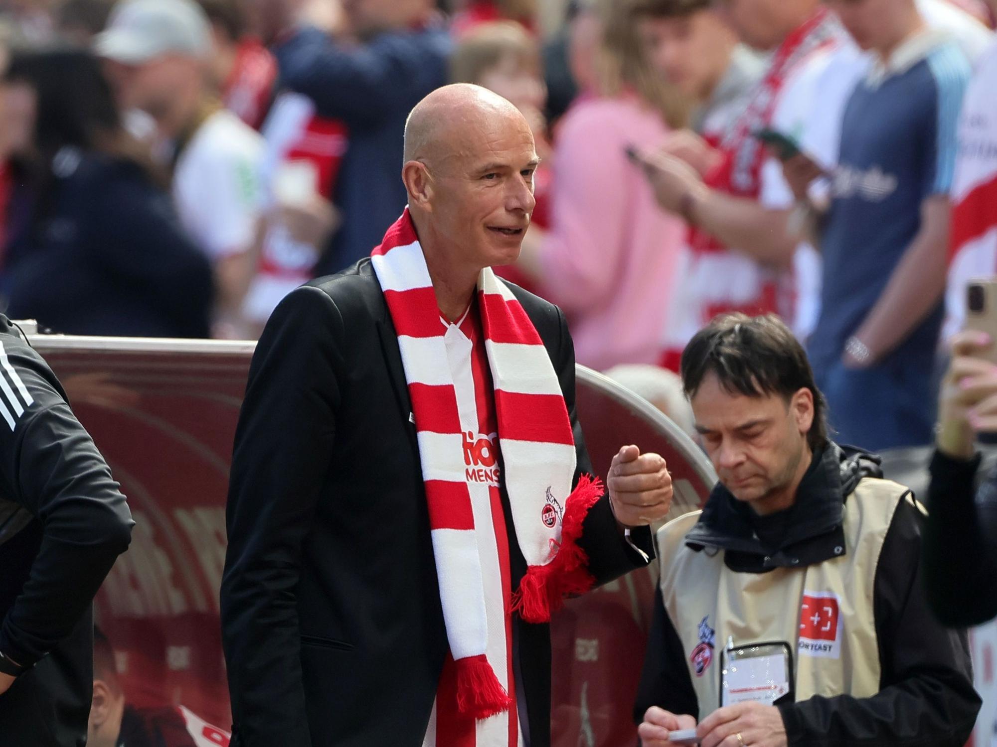 Jörn Stobbe (1. FC Köln) mit Schal im Rhein-Energie-Stadion.