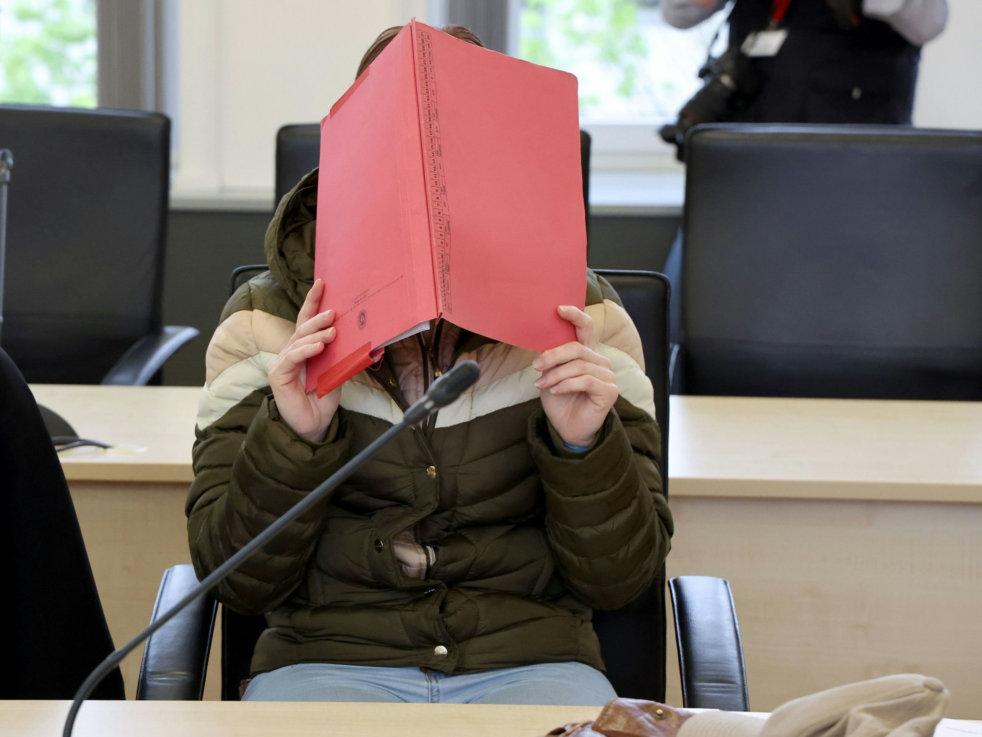Die Angeklagte wartet im Saal des Landgerichts auf die Fortsetzung des Verfahrens wegen Mordes.