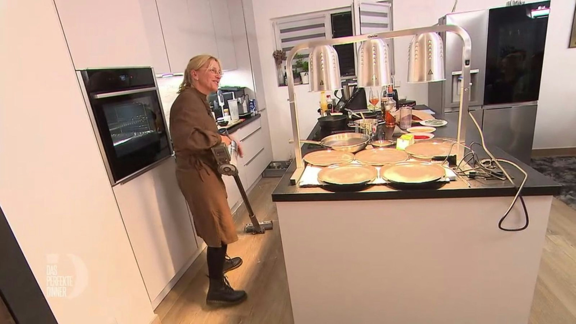 Speisestärke auf dem Boden? Da holt Sandra doch schnell den Staubsauger.
(Bild: RTL)