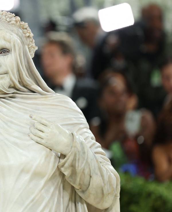 Heidi Klum verkleidet als Statue bei der Met-Gala 2026