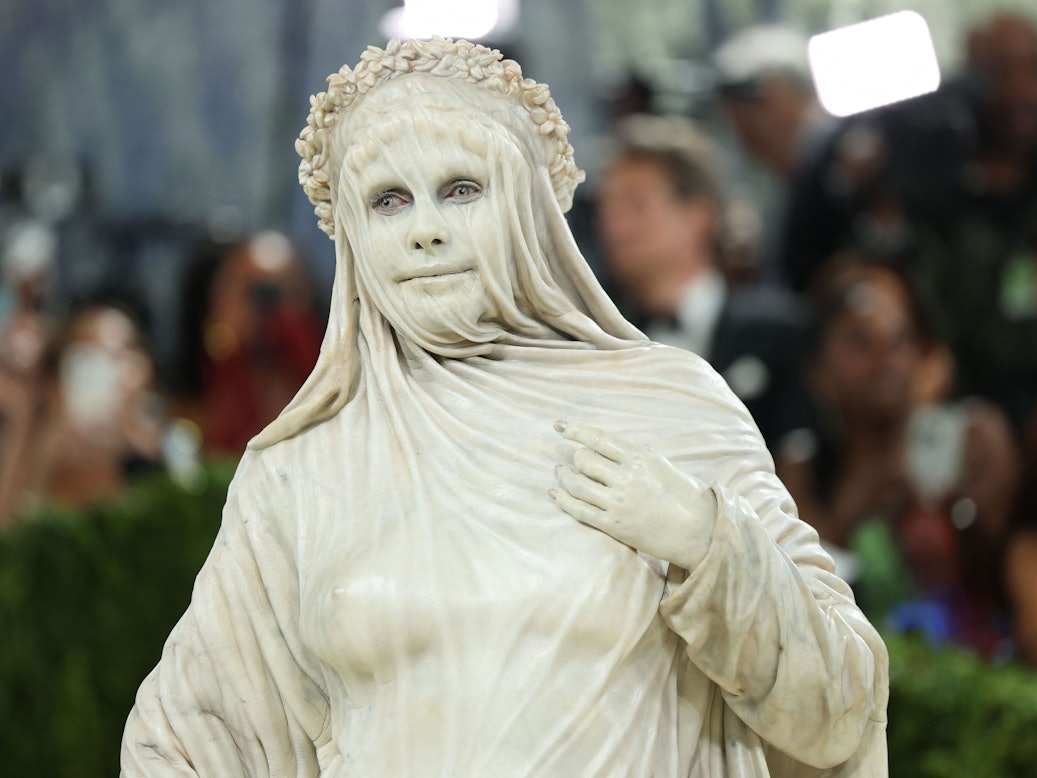 Heidi Klum verkleidet als Statue bei der Met-Gala 2026