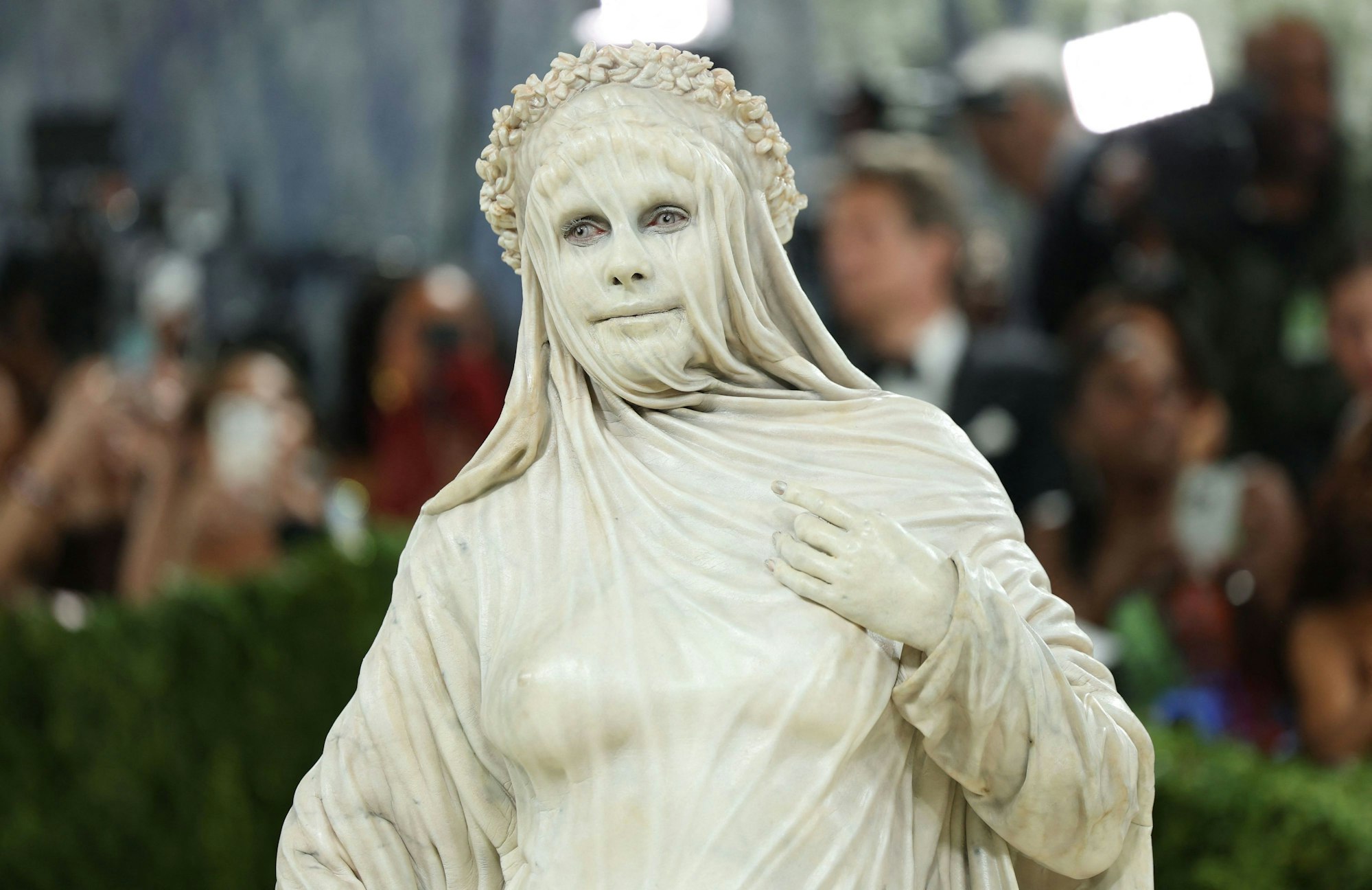 Heidi Klum verkleidet als Statue bei der Met-Gala 2026