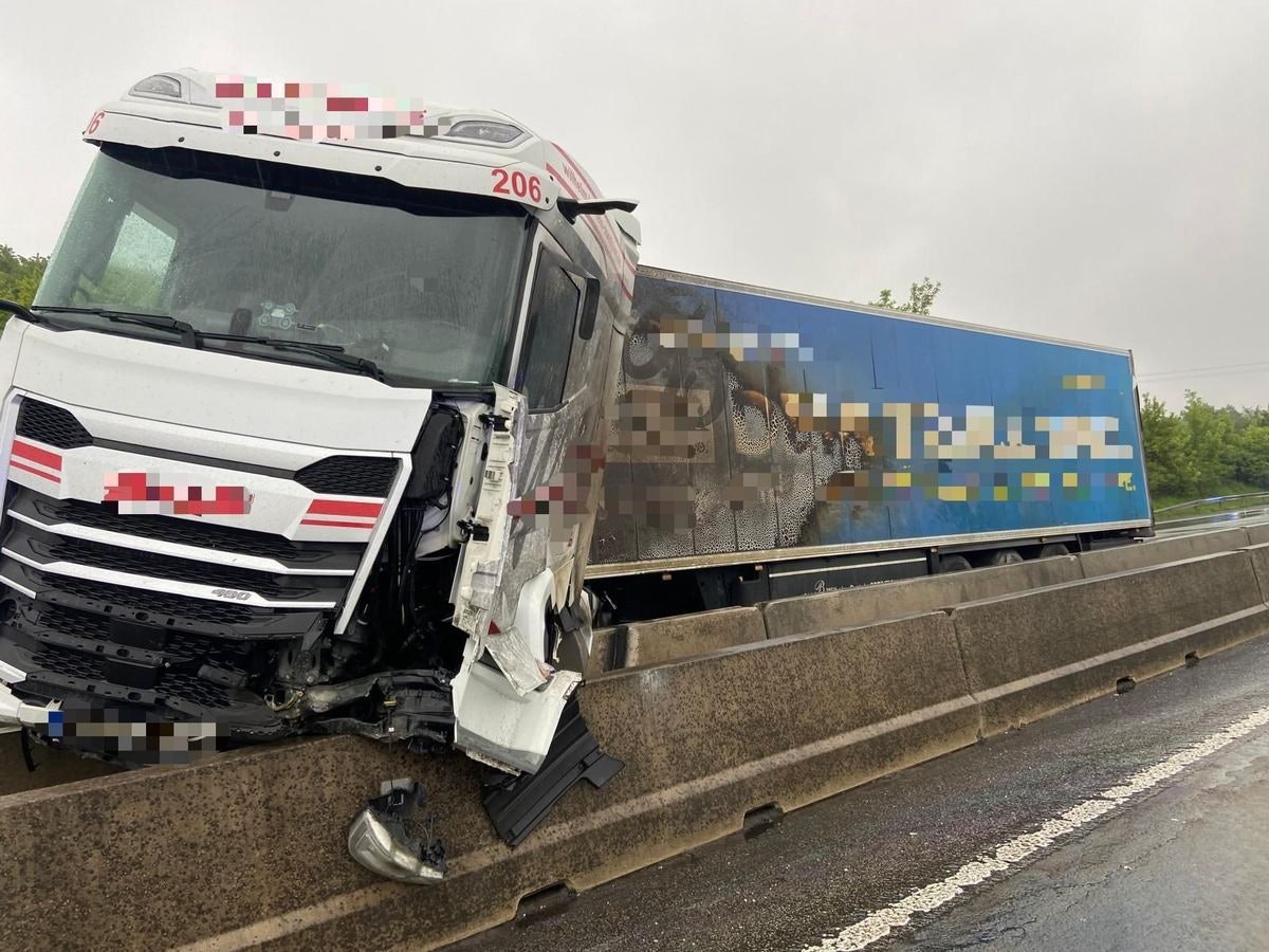 Ein Lkw nach einem Unfall auf der Mittelleitplanke der A3.