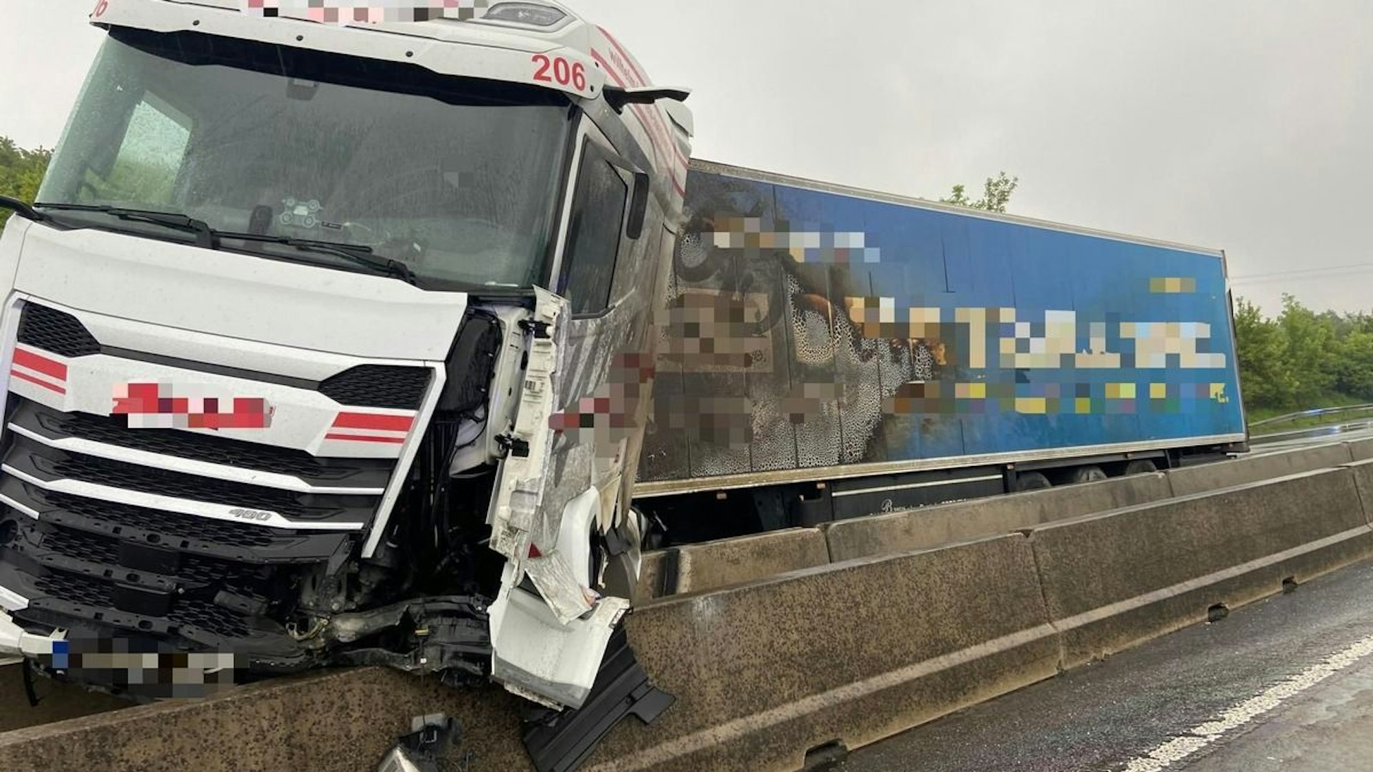 Ein Lkw nach einem Unfall auf der Mittelleitplanke der A3.