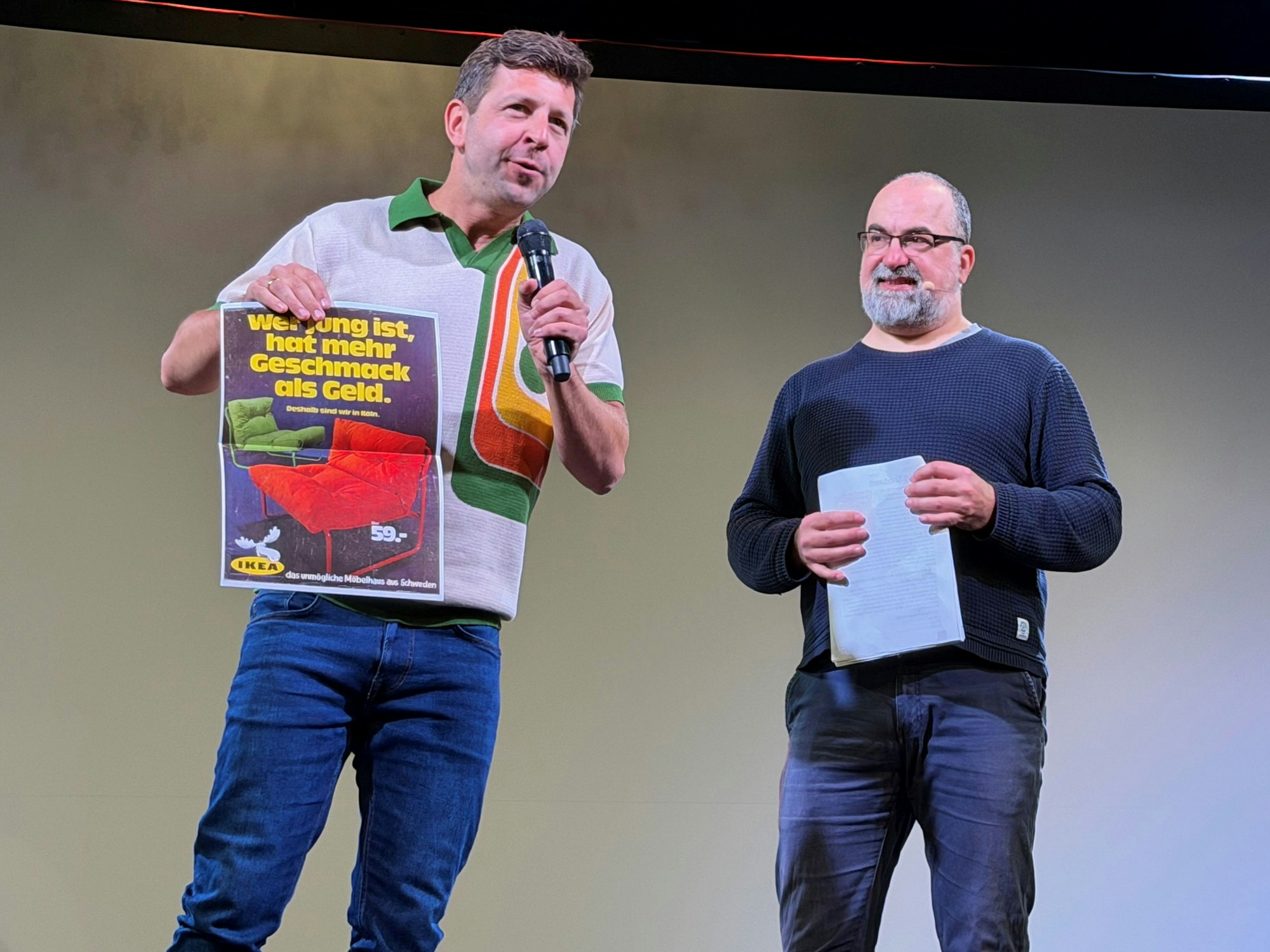 William Danne und Gilly Alfeo stehen auf der Bühne.
