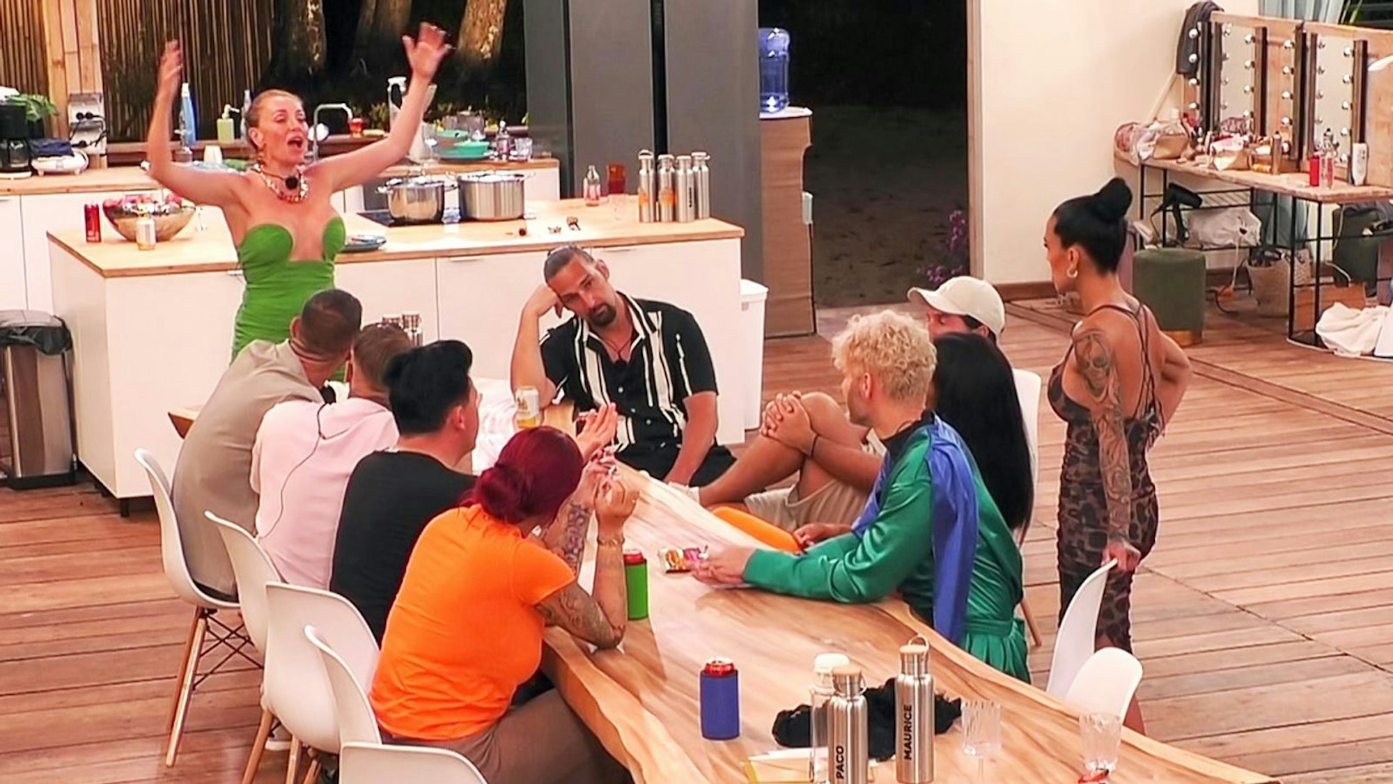 Georgina Fleur fand, dass sich Frauen alles erlauben könnten, auch Respektlosigkeiten und Pöbeleien. Das sah Elena Miras anders: „Noch nie so einen Schwachsinn gehört.“ (Bild: RTLZWEI)