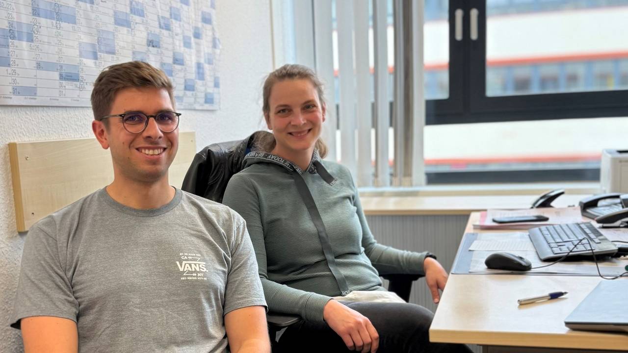 Der Kölner Kriminaloberkommissar Matthias S. (35) und Kriminaloberkommissarin Marleen N. (36) wurden zu Lebensrettern. Das Foto zeigt sie am Schreibtisch.