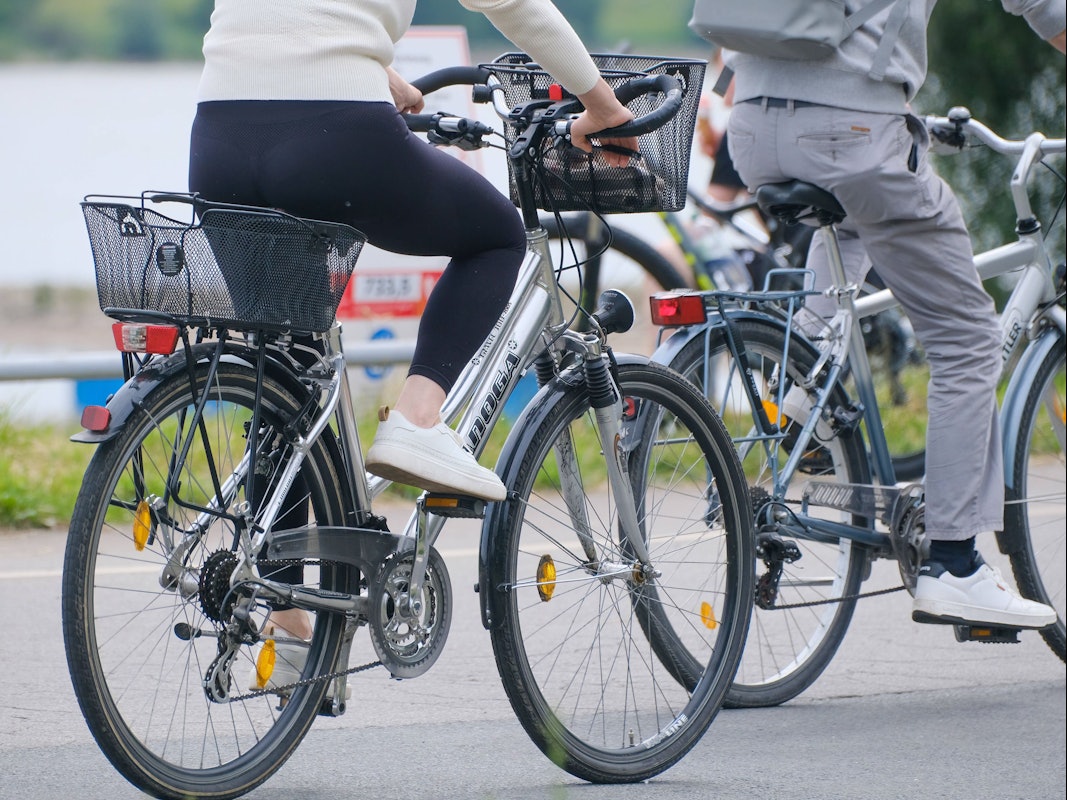 Ein Radfahrer wurde durch eine heimtückische Falle am Deutzer Rheinufer zu Fall gebracht und verletzte sich dabei. (Symbolfoto)