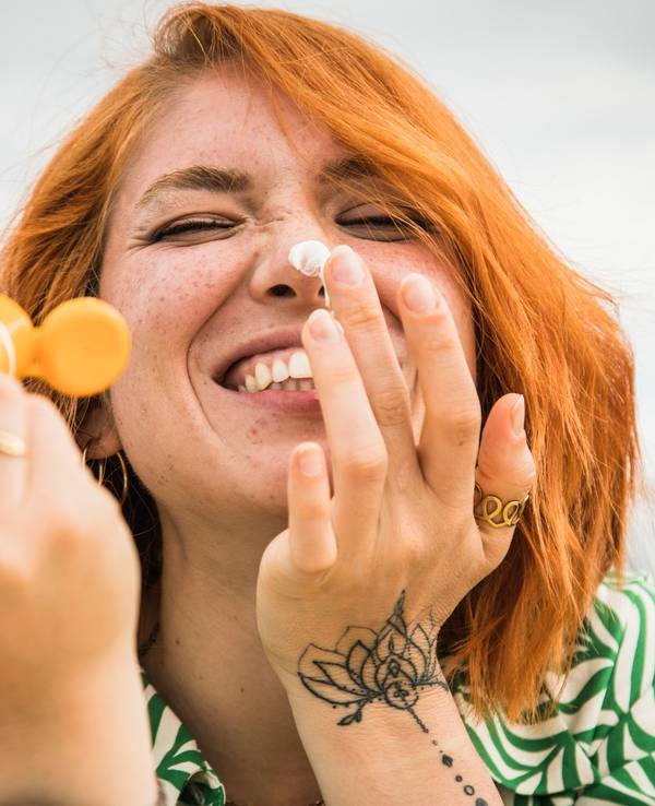 Eine Frau trägt Sonnencreme auf