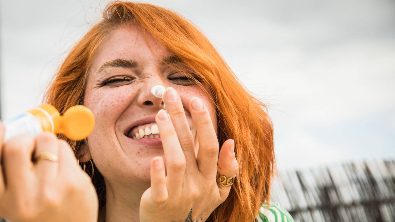 Eine Frau trägt Sonnencreme auf