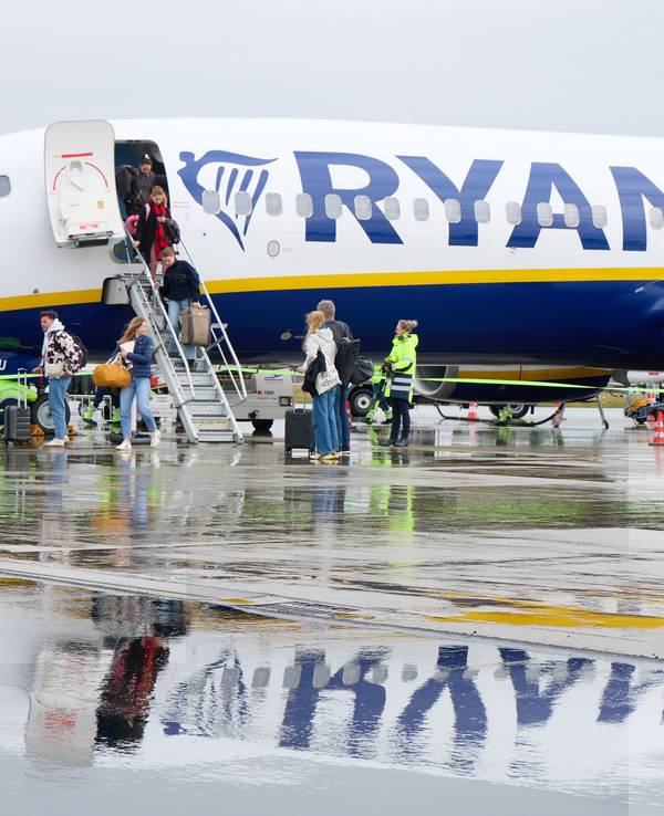 Passagiere aus Mallorca verlassen nach der Landung auf Flughafen Lübeck eine Boing 737-800 AS der Fluggesellschaft Ryanair.