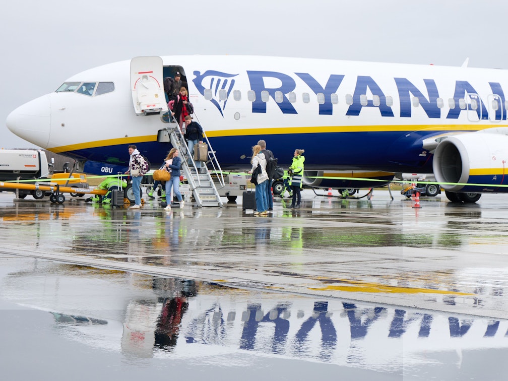 Passagiere aus Mallorca verlassen nach der Landung auf Flughafen Lübeck eine Boing 737-800 AS der Fluggesellschaft Ryanair.