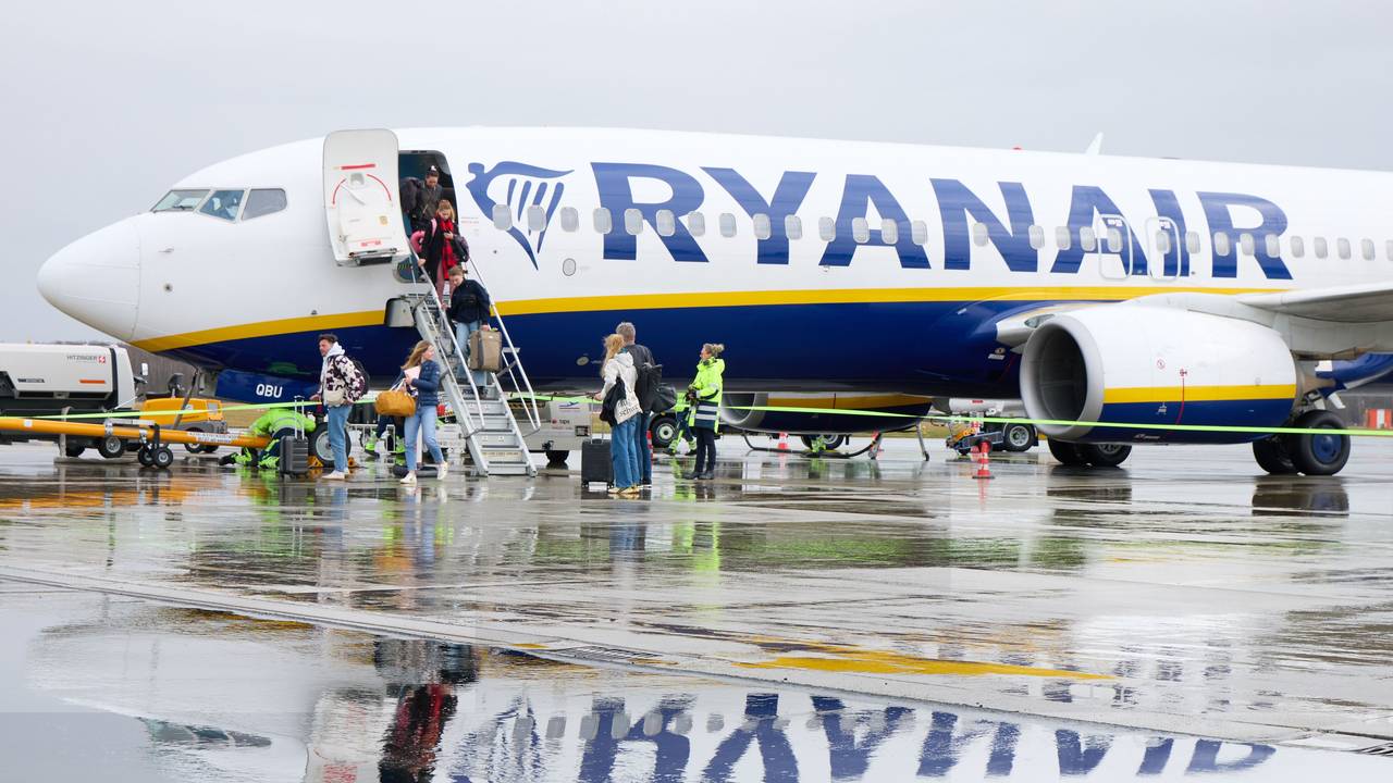 Passagiere aus Mallorca verlassen nach der Landung auf Flughafen Lübeck eine Boing 737-800 AS der Fluggesellschaft Ryanair.