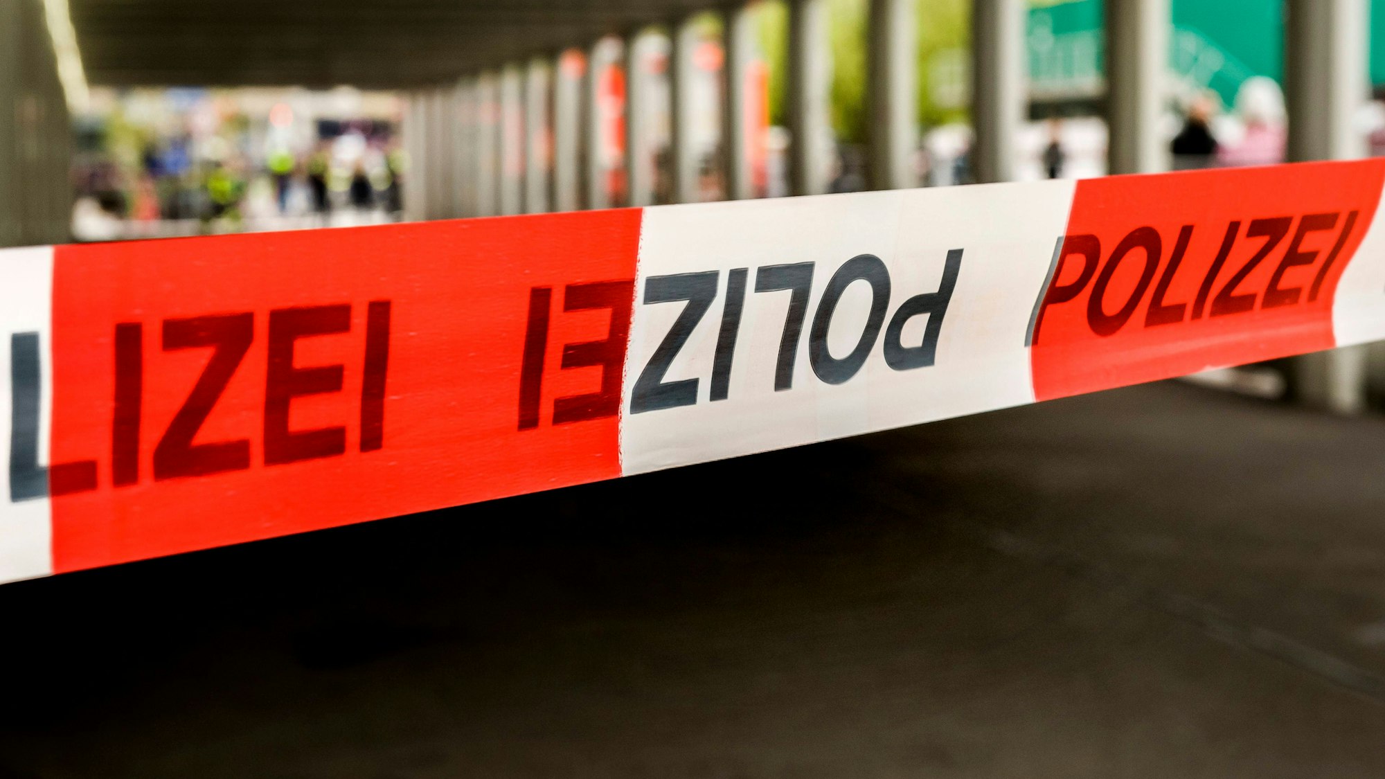 Polizeiband in Rot-Weiß