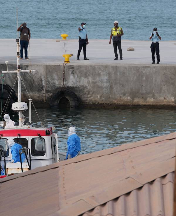 Gesundheitspersonal in Schutzkleidung evakuiert Patienten vom Kreuzfahrtschiff „Hondius“ in einem Hafen.