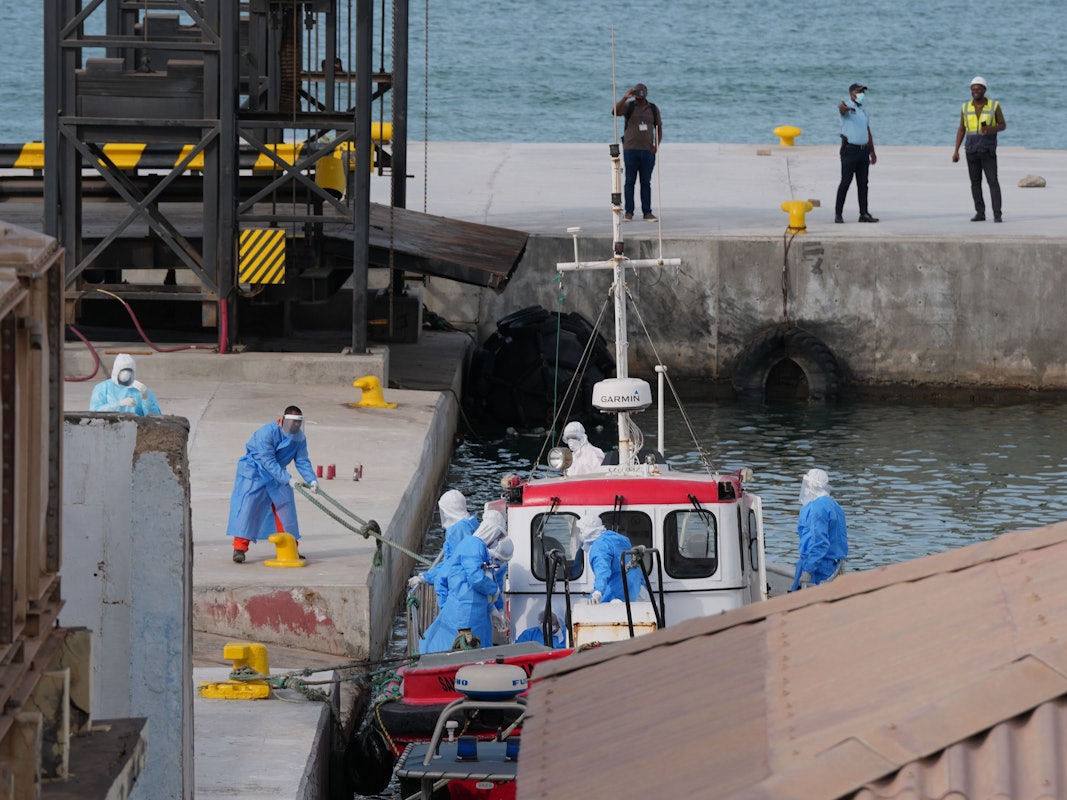 Gesundheitspersonal in Schutzkleidung evakuiert Patienten vom Kreuzfahrtschiff „Hondius“ in einem Hafen.