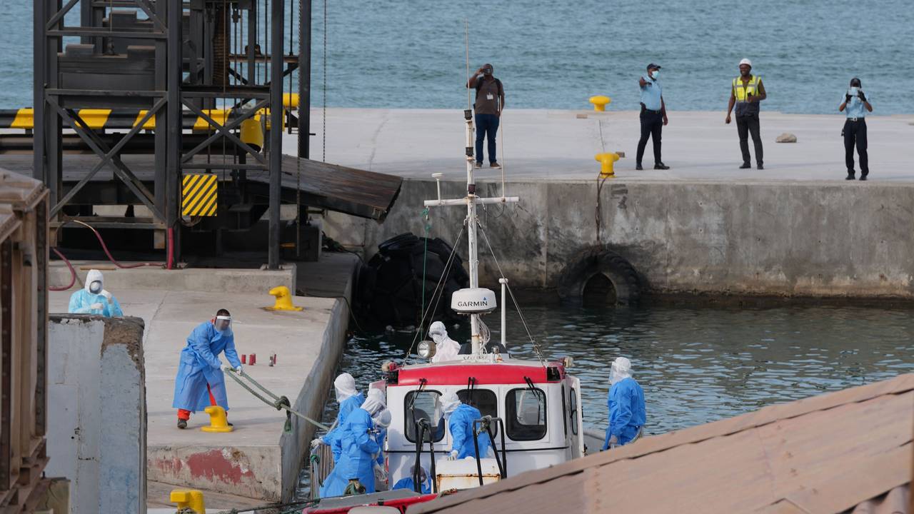 Gesundheitspersonal in Schutzkleidung evakuiert Patienten vom Kreuzfahrtschiff „Hondius“ in einem Hafen.