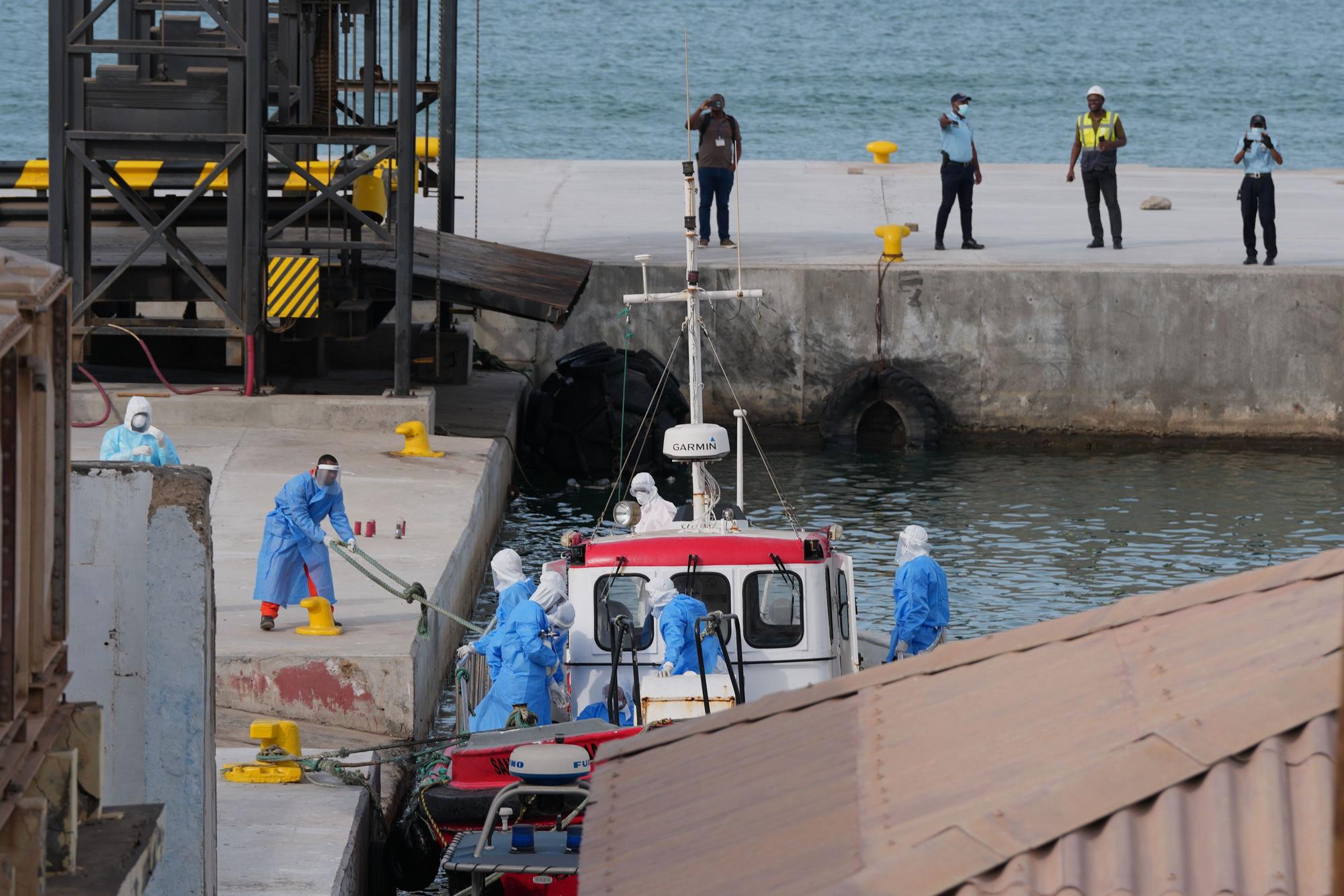 Gesundheitspersonal in Schutzkleidung evakuiert Patienten vom Kreuzfahrtschiff „Hondius“ in einem Hafen.