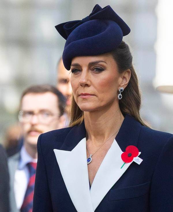 Kate nimmt an einer Kranzniederlegung und einer Parade zum Gedenken an den Anzac Day am Kenotaph in Whitehall im Zentrum Londons teil.