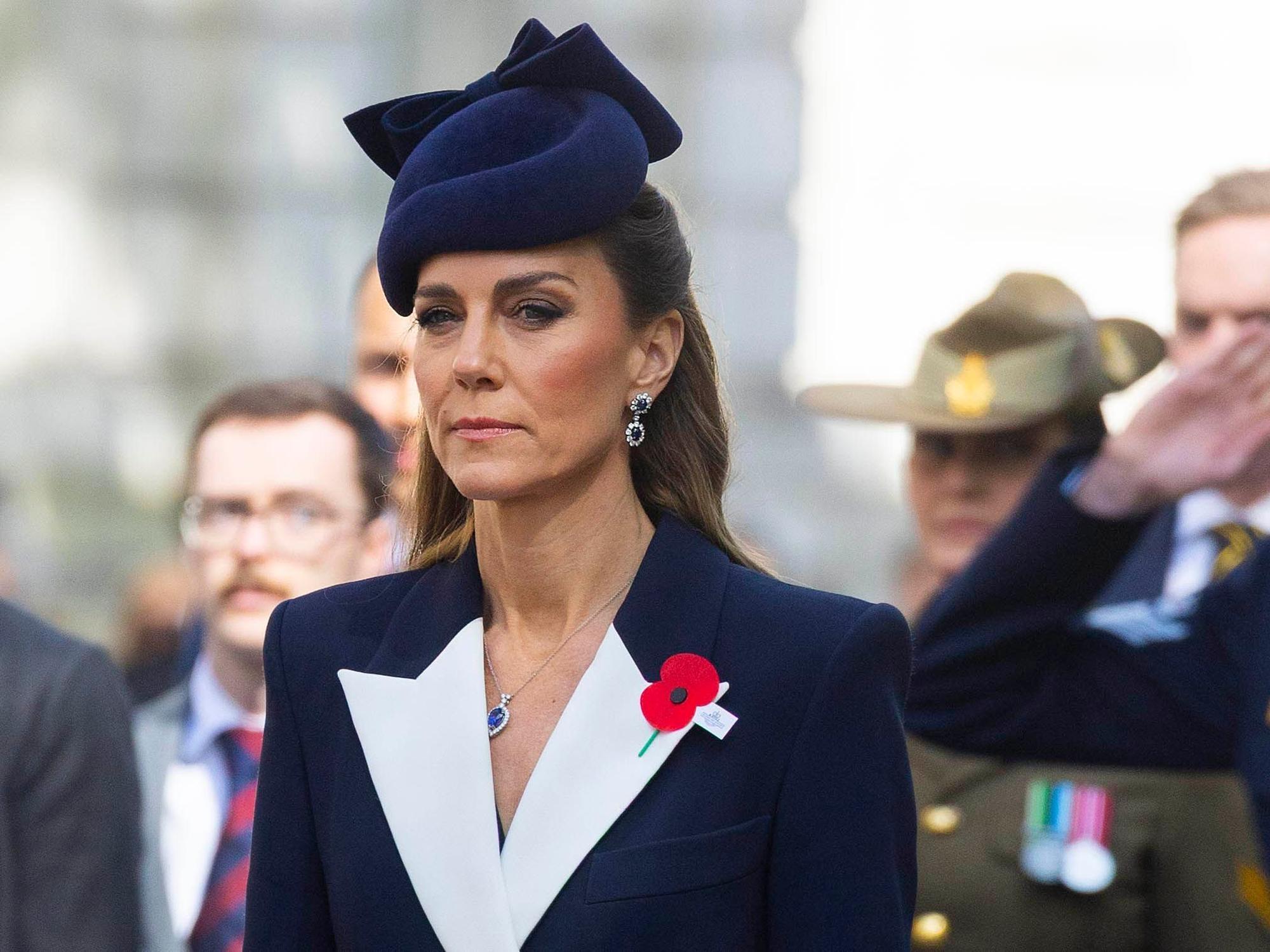 Kate nimmt an einer Kranzniederlegung und einer Parade zum Gedenken an den Anzac Day am Kenotaph in Whitehall im Zentrum Londons teil.