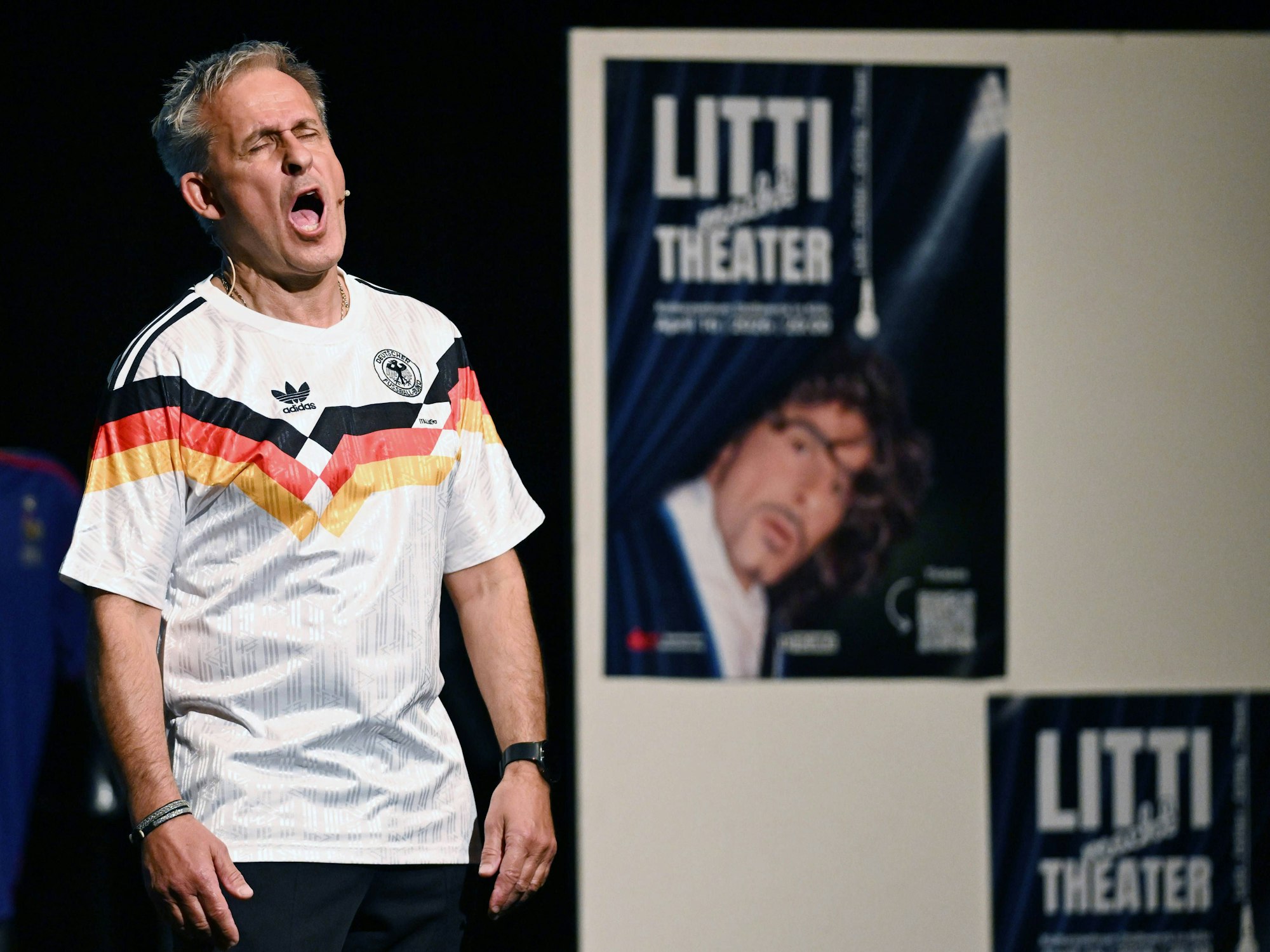 Pierre Littbarski steht auf der Bühne.