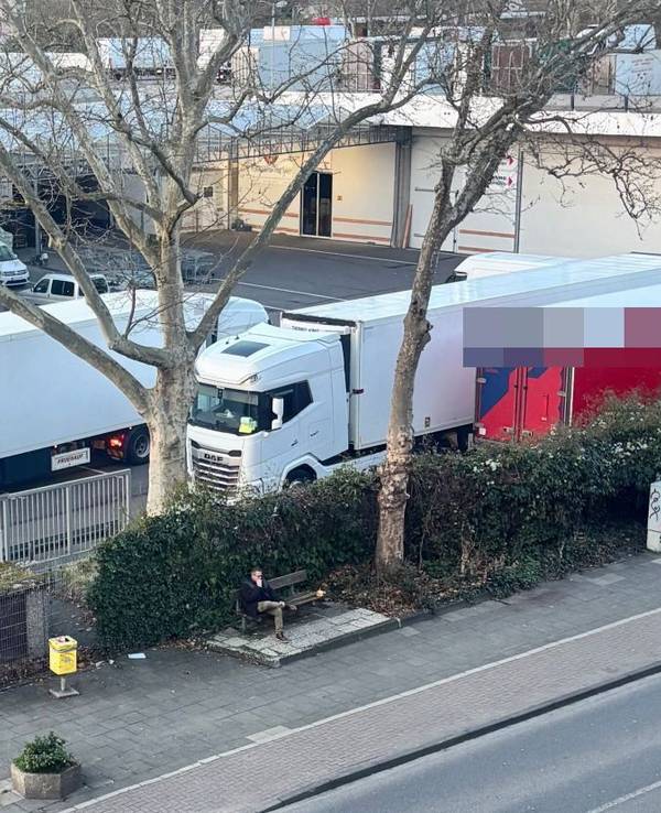 Lastwagen auf dem Gelände des Blumengroßmarktes in Köln-Riehl. Der Lärm der Brummis sorgt für Ärger bei den Anwohnern.