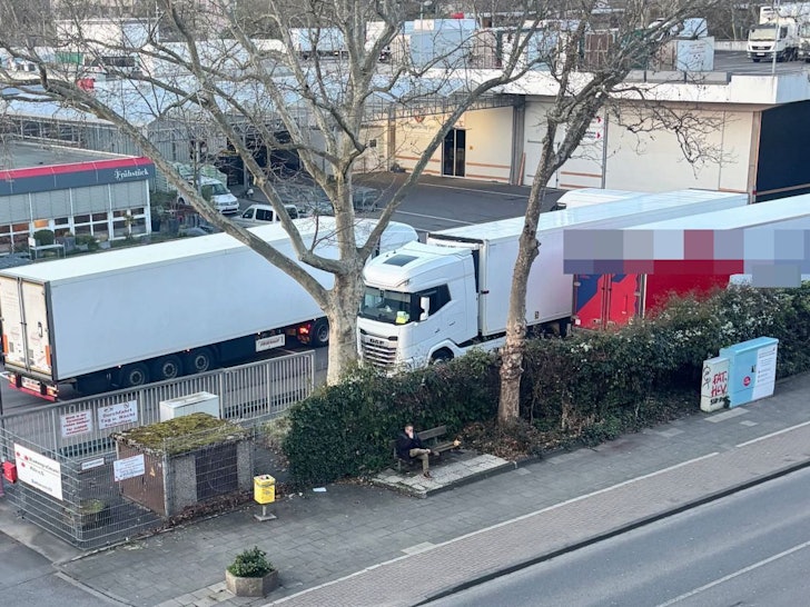 Lastwagen auf dem Gelände des Blumengroßmarktes in Köln-Riehl. Der Lärm der Brummis sorgt für Ärger bei den Anwohnern.