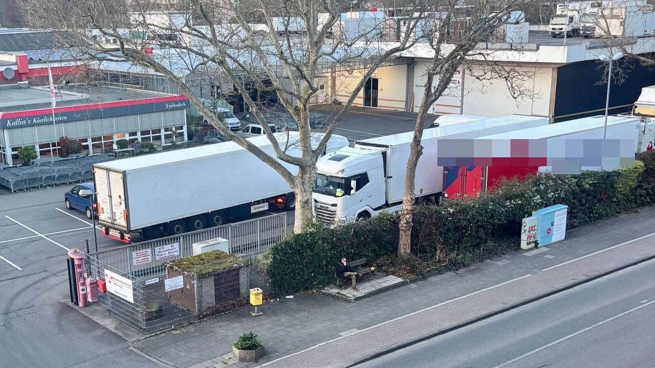 Lastwagen auf dem Gelände des Blumengroßmarktes in Köln-Riehl. Der Lärm der Brummis sorgt für Ärger bei den Anwohnern.