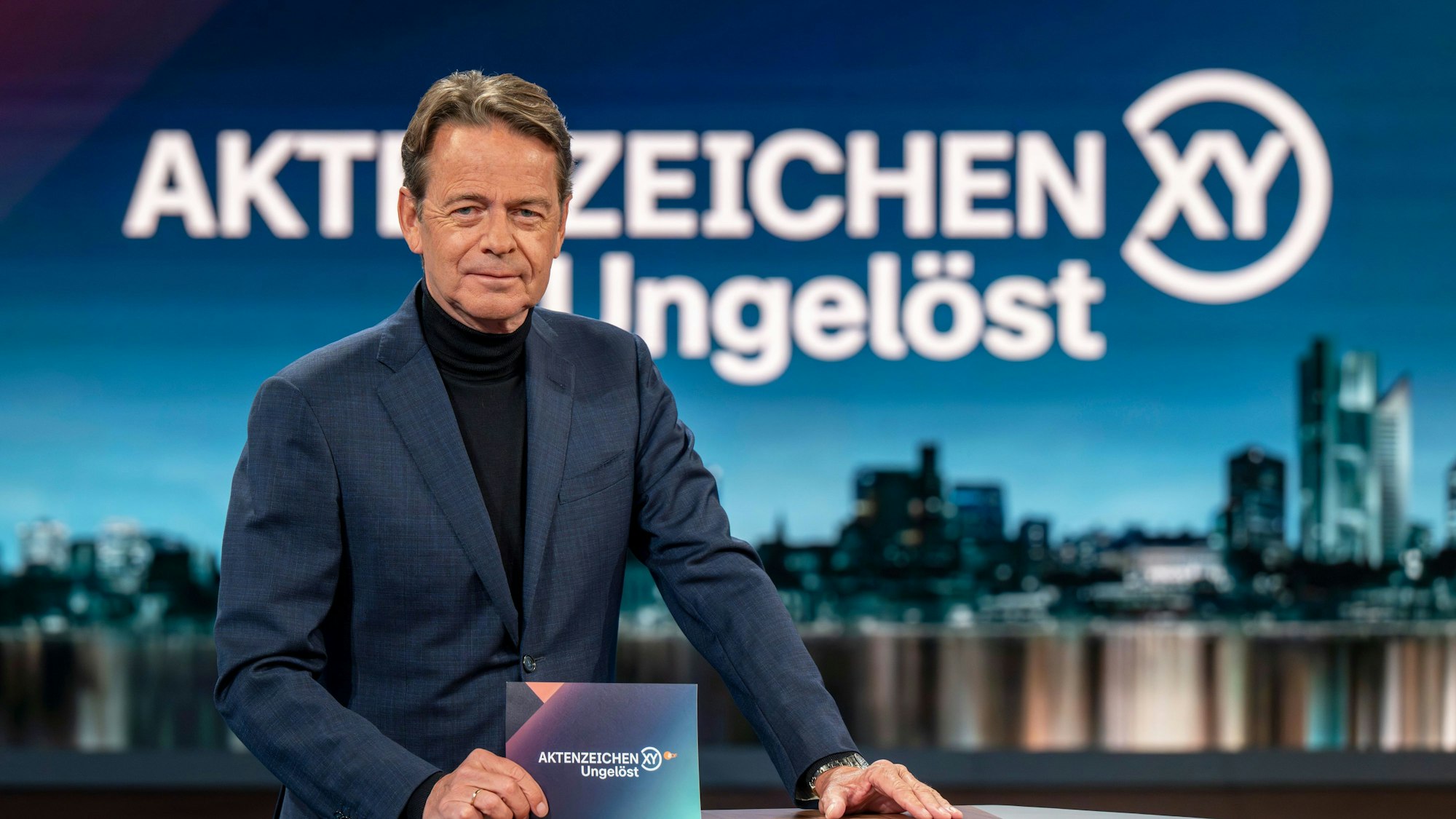 Moderator Rudi Cerne steht im ZDF-Studio von„ Aktenzeichen XY… Ungelöst“