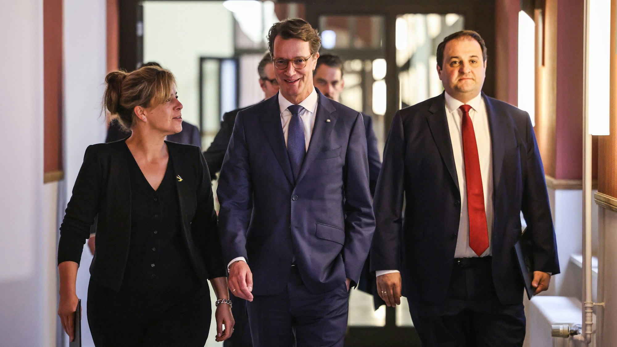 Hendrik Wüst (CDU), Ministerpräsident von NRW, Mona Neubaur (Grüne) und Nathanael Liminski (CDU), kommen zur Pressekonferenz zum Gesetzespaket der Landesregierung zur Entlastung von Bürgern, Kommunen und Unternehmen.