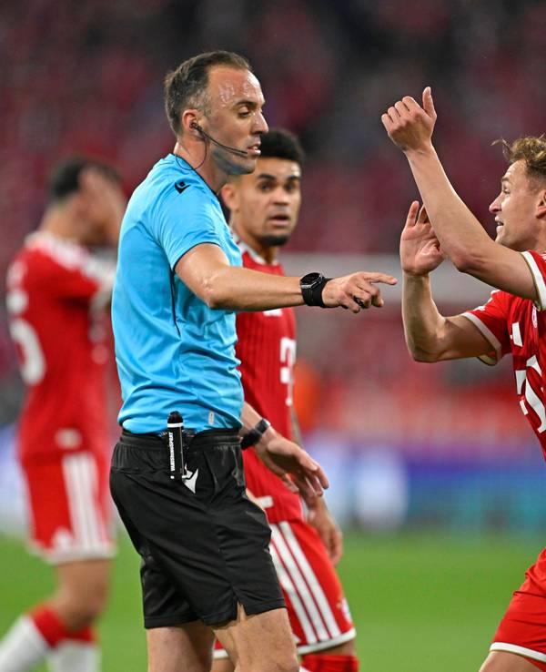 Joshua Kimmich signalisiert dem Schiedsrichter ein Handspiel.