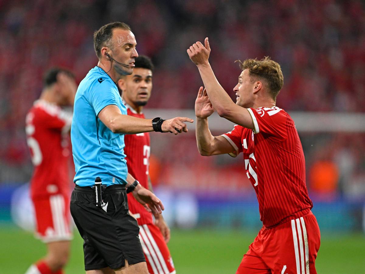 Joshua Kimmich signalisiert dem Schiedsrichter ein Handspiel.