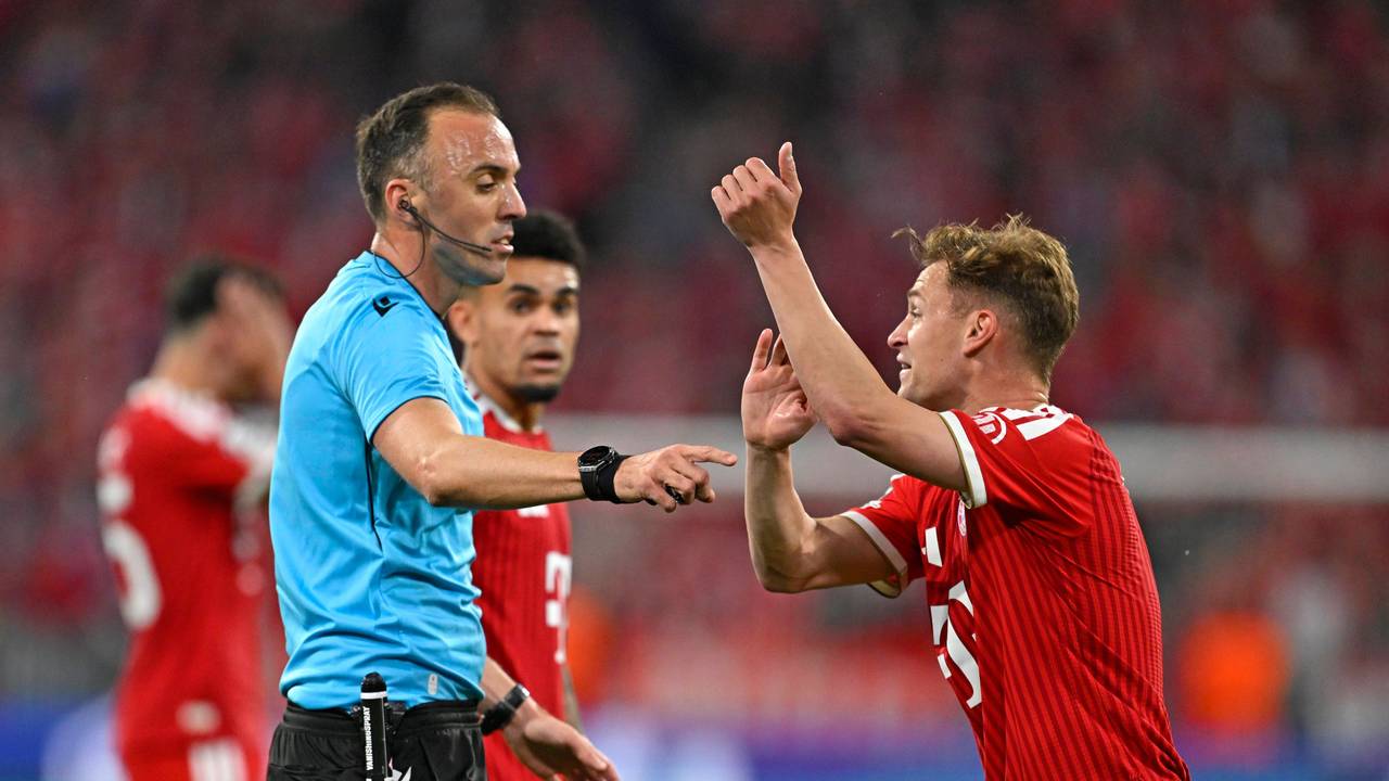 Joshua Kimmich signalisiert dem Schiedsrichter ein Handspiel.