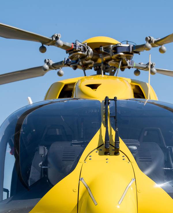 Weil die Rettungskräfte aufgrund von Zeugenaussagen von eingeklemmten Personen ausgehen mussten, wurde auch der Rettungshubschrauber Christoph Rheinland angefordert. (Symbolfoto)