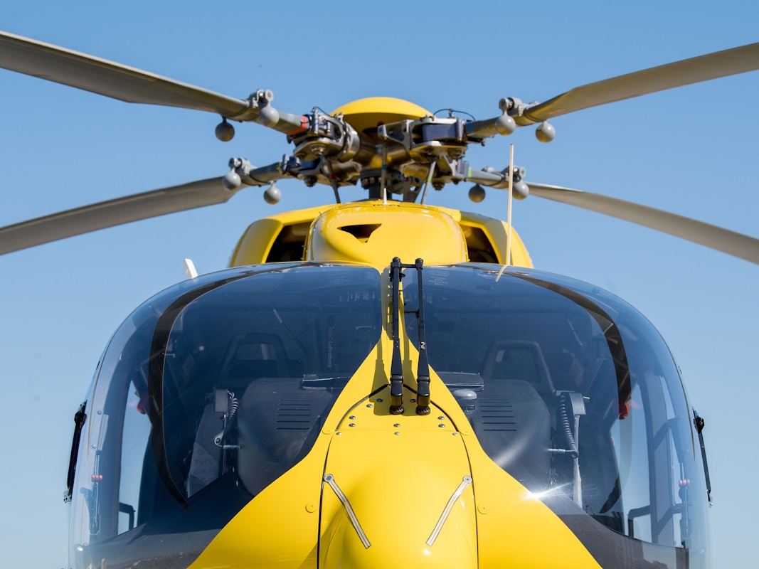 Weil die Rettungskräfte aufgrund von Zeugenaussagen von eingeklemmten Personen ausgehen mussten, wurde auch der Rettungshubschrauber Christoph Rheinland angefordert. (Symbolfoto)