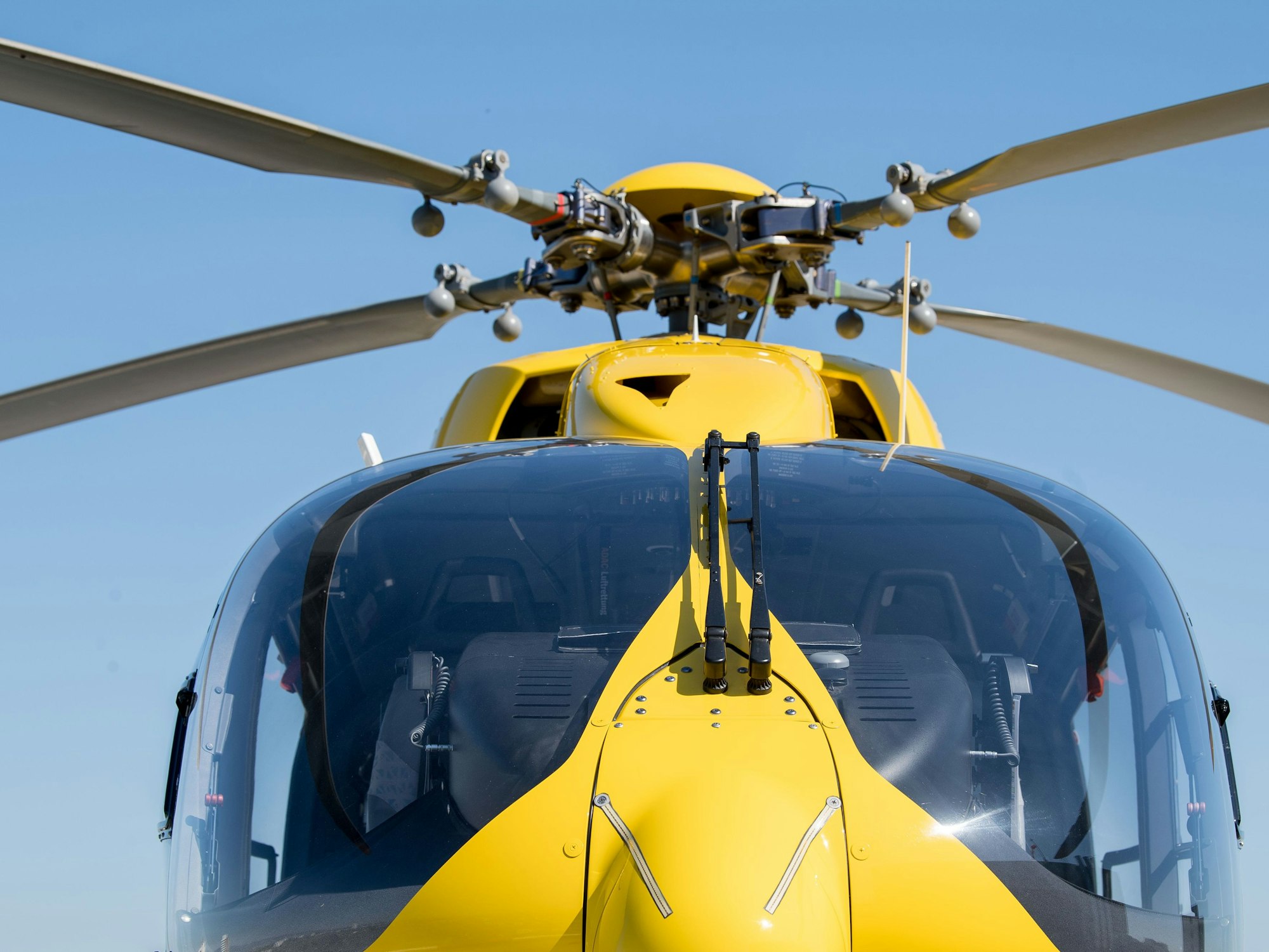 Weil die Rettungskräfte aufgrund von Zeugenaussagen von eingeklemmten Personen ausgehen mussten, wurde auch der Rettungshubschrauber Christoph Rheinland angefordert. (Symbolfoto)