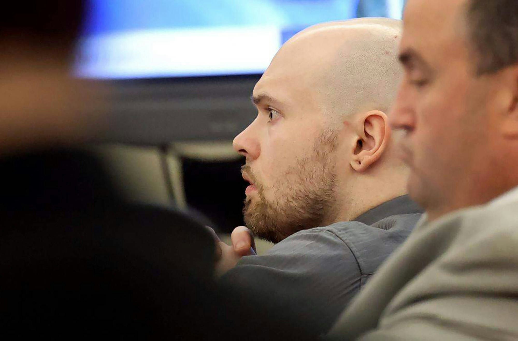 Tanner Horner (34) am 22. April 2026 im Gericht von Fort Worth. Während seine Mutter gegen ihn aussagt, zeigt der Mörder der kleinen Athena keine Emotionen.