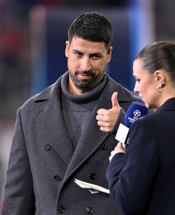 Sami Khedira zeigt Laura Wontorra den Daumen hoch.