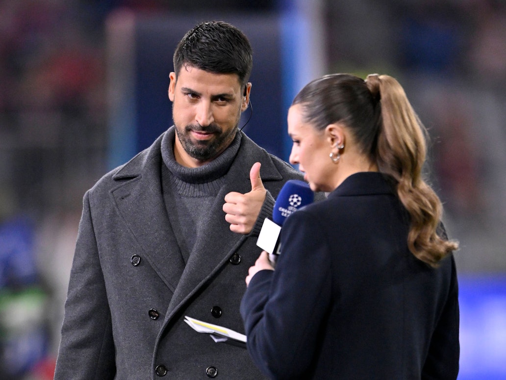 Sami Khedira zeigt Laura Wontorra den Daumen hoch.