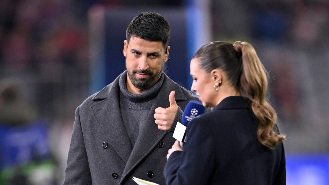 Sami Khedira zeigt Laura Wontorra den Daumen hoch.