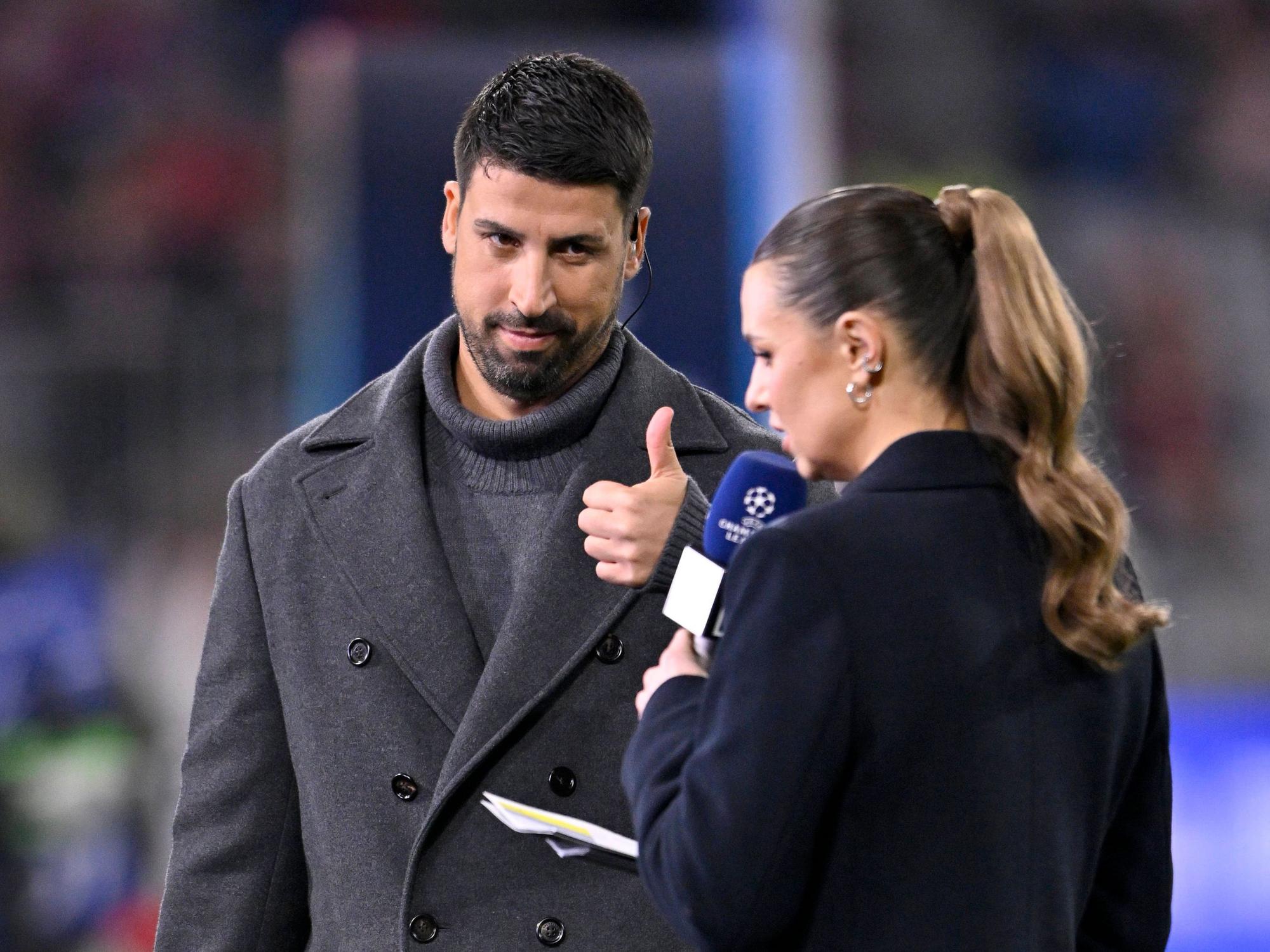 Sami Khedira zeigt Laura Wontorra den Daumen hoch.