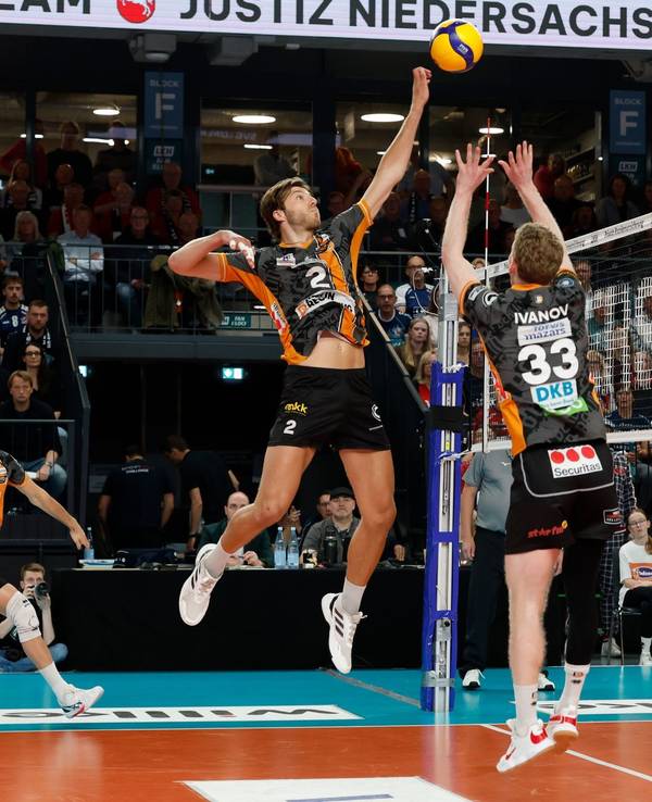 Der Berliner Matthew Knigge (M) verwertet einen Pass von Zuspieler Fedor Ivanov.